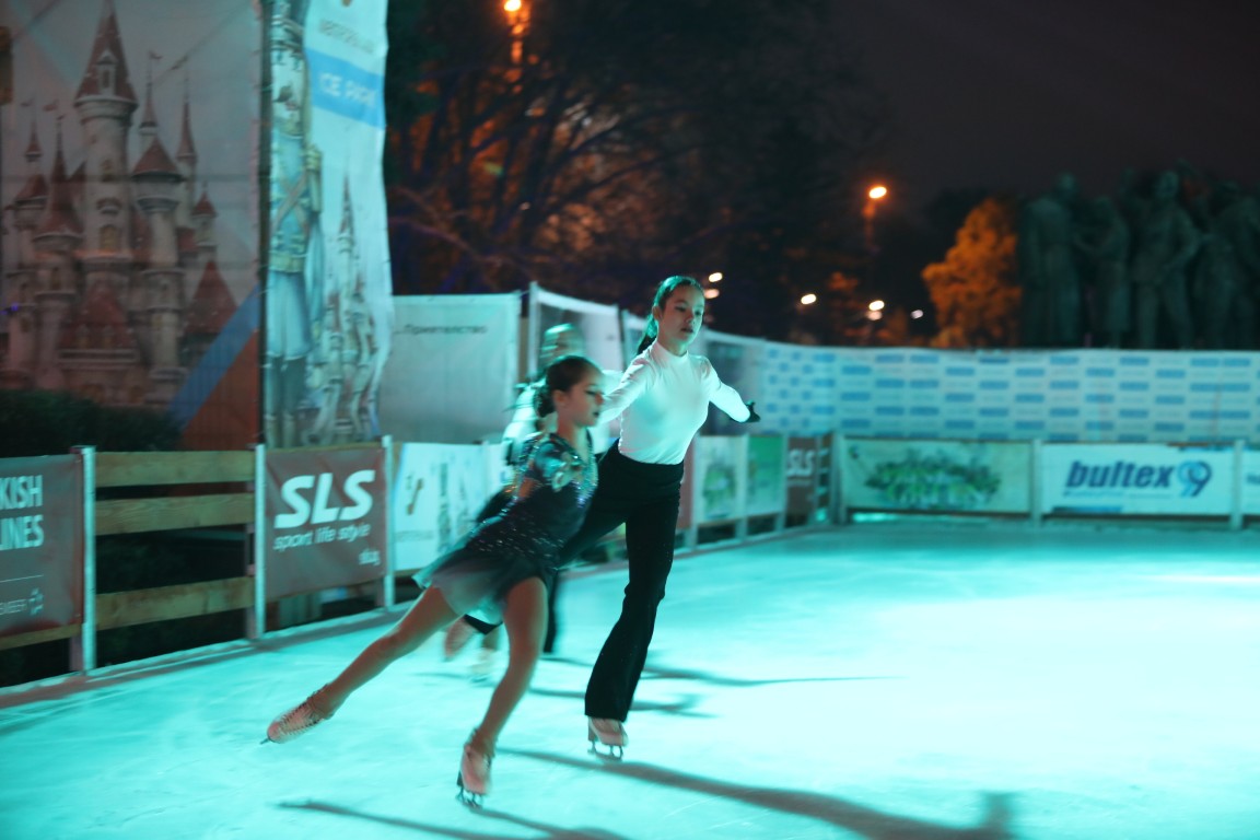 Най-голямата ледена пързалка на Балканите "Айс парк" (Ice Park) беше открита днес в София. Леденият парк заема обща площ от 11 000 кв.м с ледено поле 4000 кв.м с три големи пързалки.