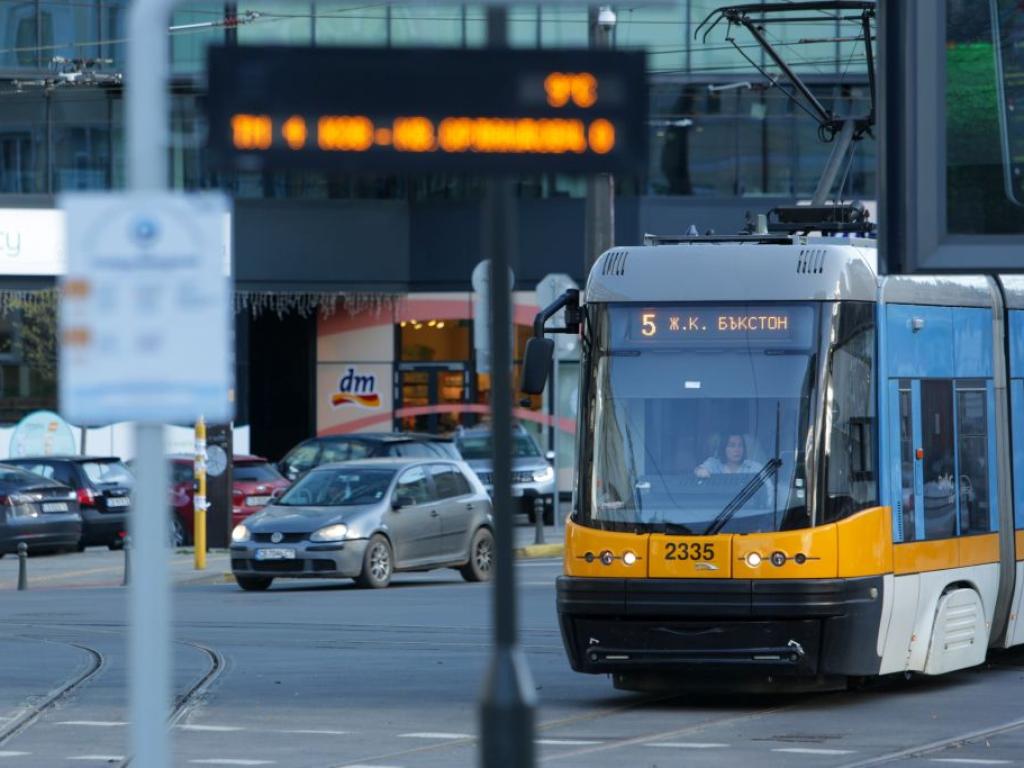 Трамвай по линия №5 блъсна пешеходец в района на площад