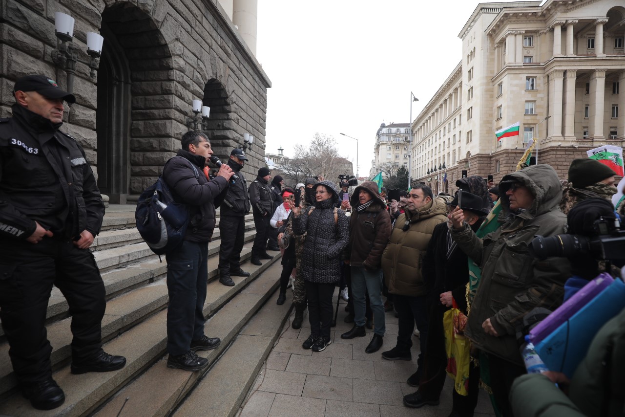 <p>Стопаните на заразените с чума животни излязоха на протест пред Министерския съвет. Те настояват за адекватни мерки от страна на държавата.</p>