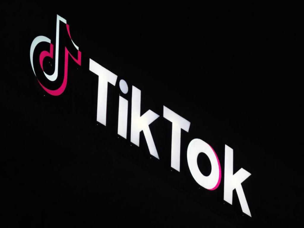 Европейската комисия съобщи че започва официално производство срещу TikTok заради заплахите