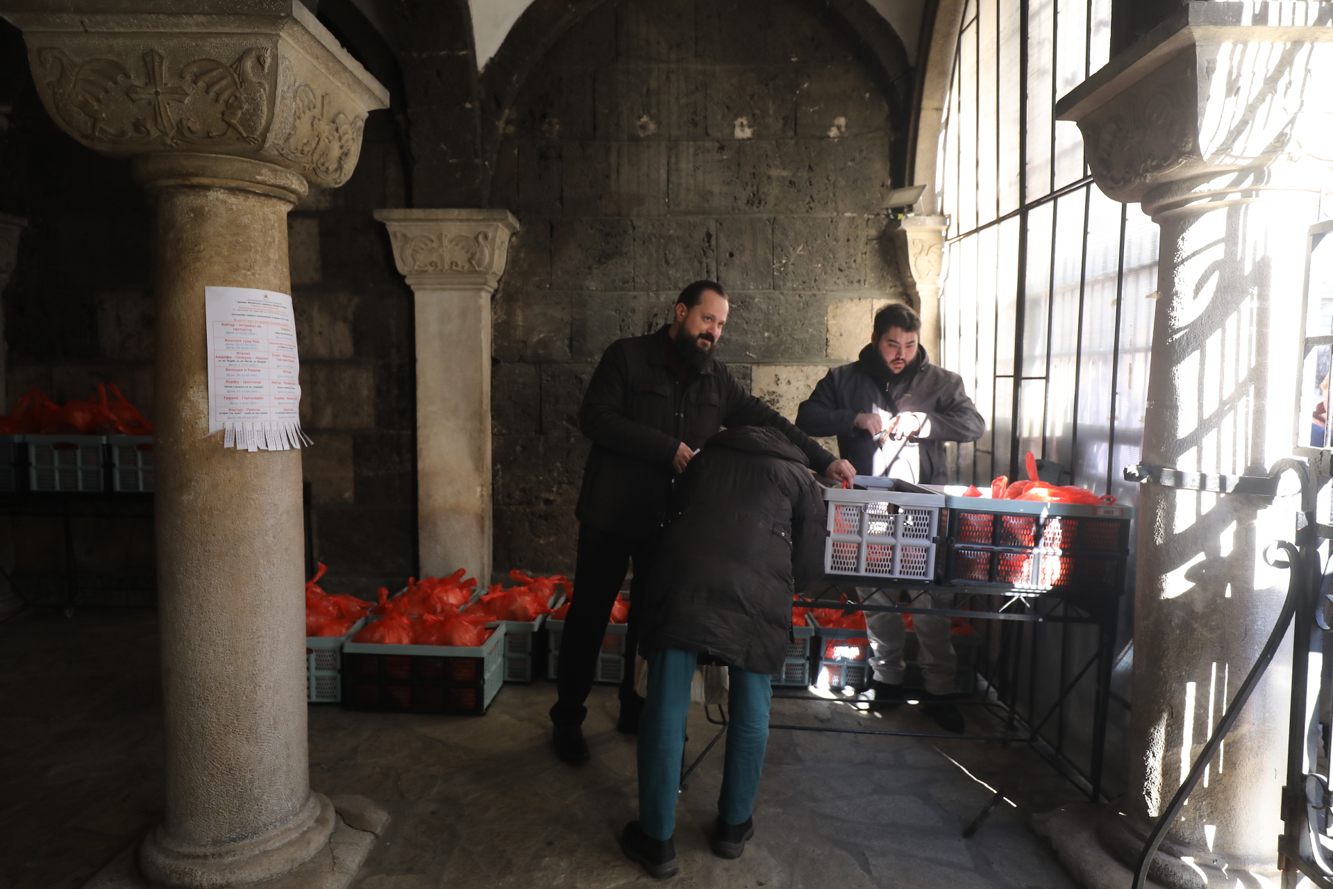 <p>За пета поредна година църквата &quot;Св. Петка&quot; дарява топъл обяд за хора в нужда.</p>