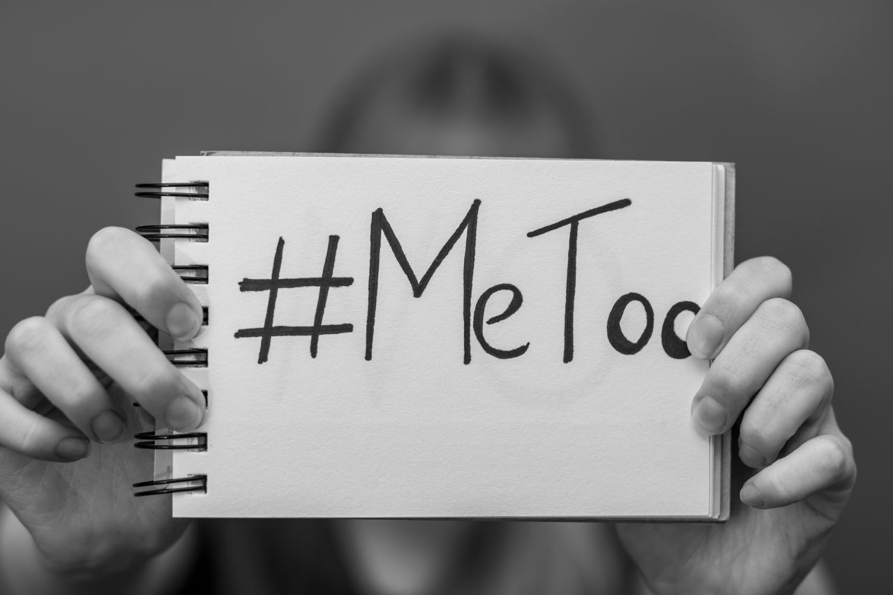 <p><strong>2017 г.</strong> - Фразата #MeToo е измислена за първи път от активистката Тарана Бърк през 2006 г., но получава широко признание през 2017 г., когато актрисата Алиса Милано публикува в Туитър &nbsp;#MeToo (&bdquo;и аз&ldquo;), призовавайки други хора, които са преживели сексуален тормоз или нападение, да споделят историите си. В рамките на 24 часа движението събра 12 милиона отговора в социалните медии. Това създаде движение, което завладя света и много жени нарушиха мълчанието си и споделиха своя опит.&nbsp;</p>