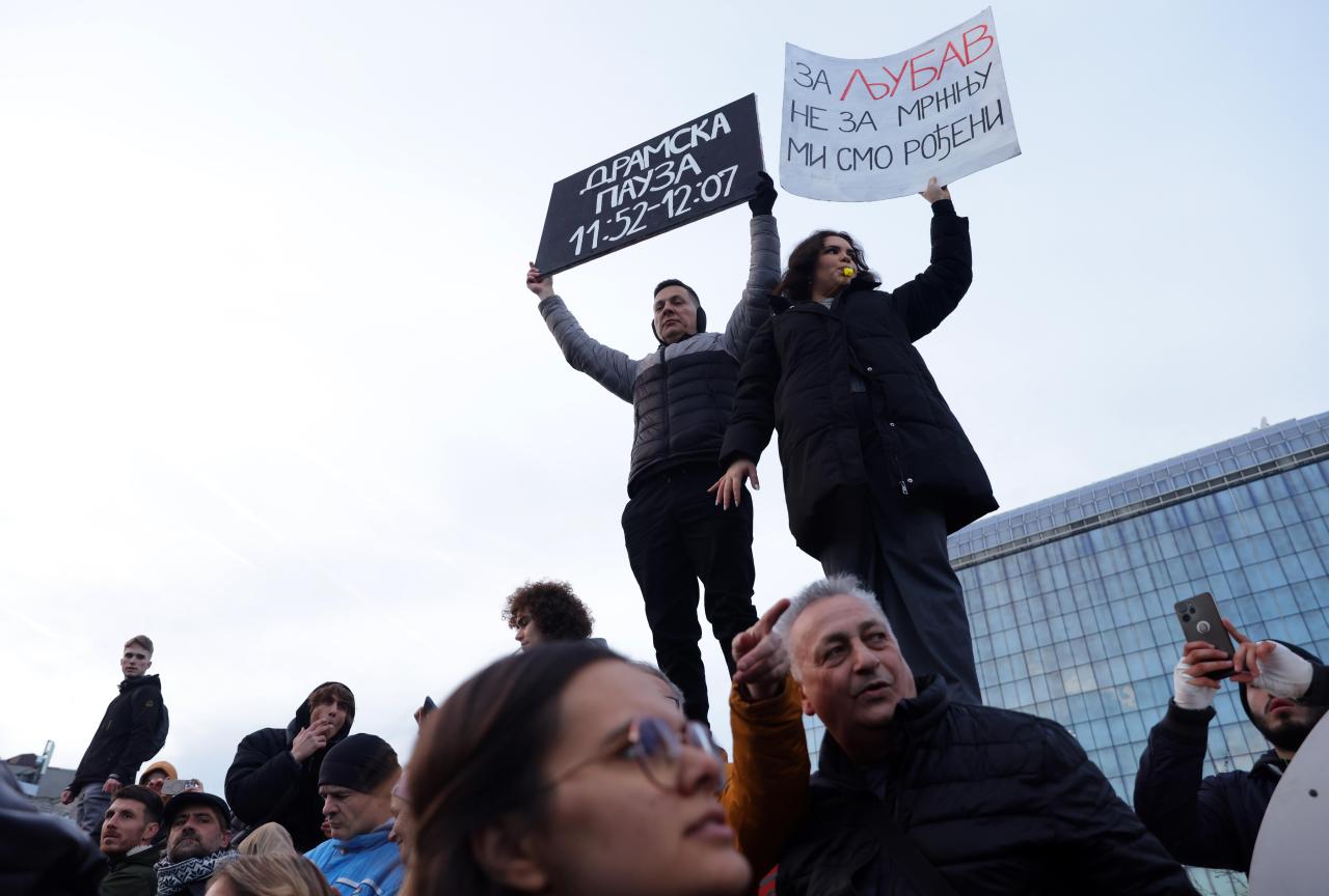 <p>Хиляди протестираха в сръбската столица Белград с искане ръководителите да поемат отговорност за срутването на козирката на железопътна гара, при което миналия месец загинаха 15 души.</p>