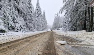 <p>Ограничава се движението&nbsp;през проходa Рожен</p>