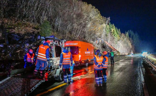 Автобус падна в езеро в Норвегия, има загинали и ранени