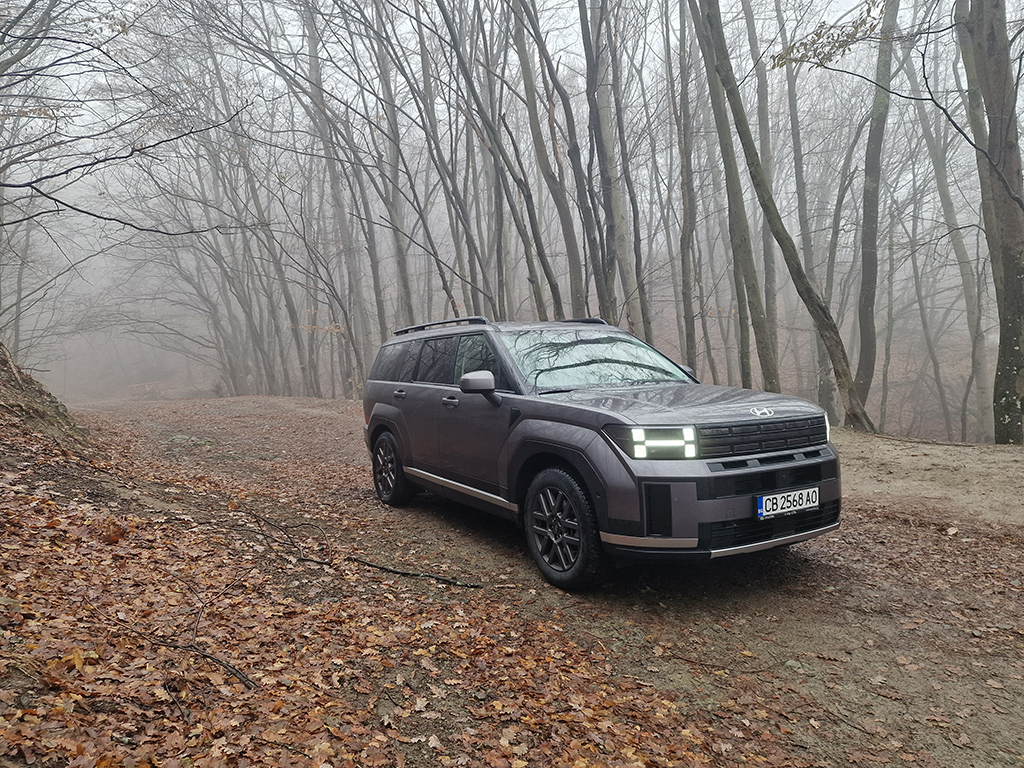 Ако се абстрахирам от дизайна на задницата, SUV-флагманът на марката е огромен, комфортен и икономичен. Това е автомобил, с който навъртането на километраж е като песен, като рефрен от една популярна родна песен „минава, големият кораб минава“