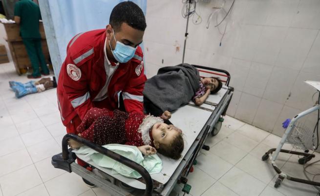  Лекар оказва помощ на деца в болница Насър в Хан Юнис 