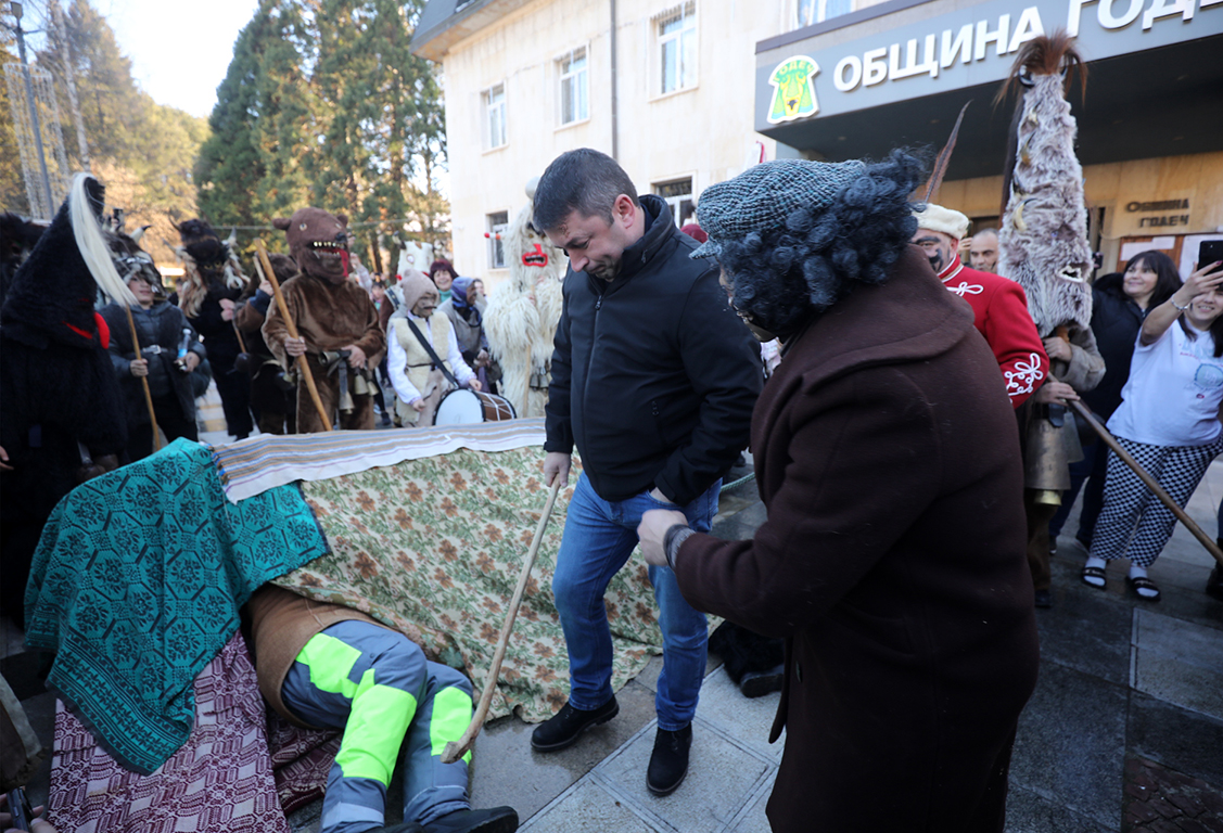 <p>Джамалата пак обходи Годеч</p>