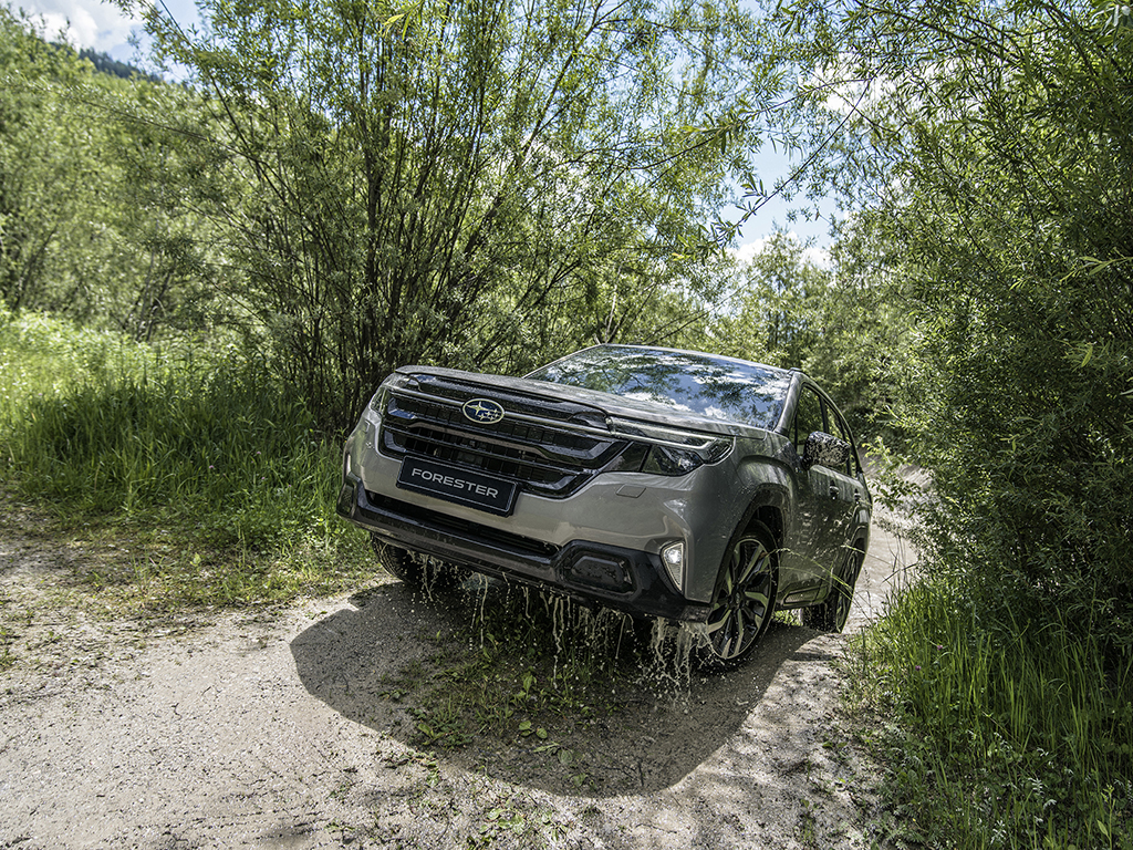 Новият Forester солиден, способен и донякъде скучен, но това го казвам във възможно най-добрия смисъл на думата, обяснявам. Освен това първите ще могат да се възползват и от много „дебела“ ценова отстъпка