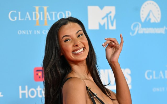 Красивата Мая подкрепи Диаш с гостуващата агитка на Сити