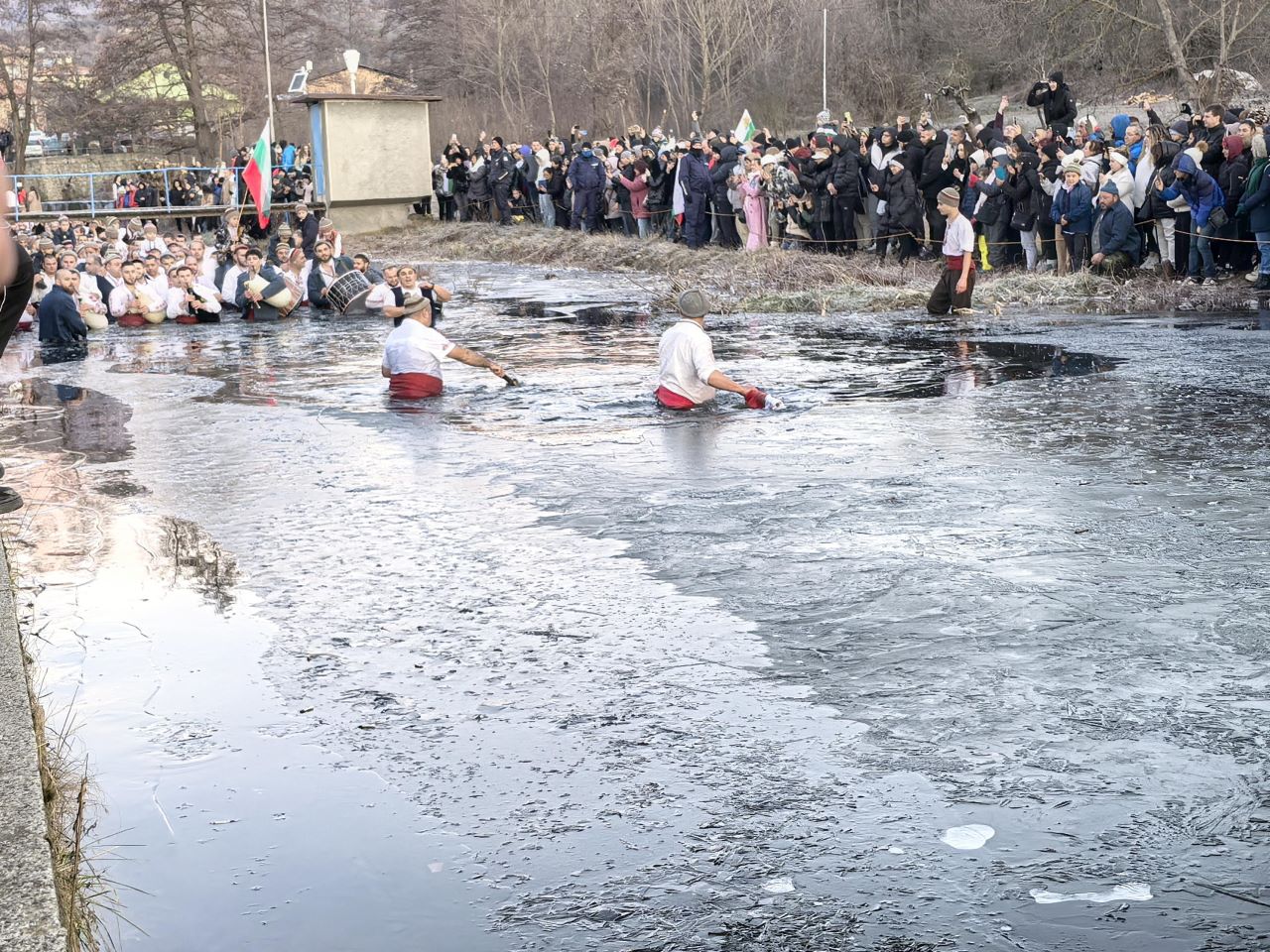 <p>На Богоявление калоферци влязоха в ледените води на река Тунджа и &quot;спасиха&quot; кръста.</p>