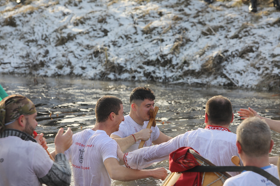 <p>Край река Лесновска в Елин Пелин, се проведе водосвет и бе извършено традиционното хвърляне на кръста на Богоявление (Йордановден)</p>