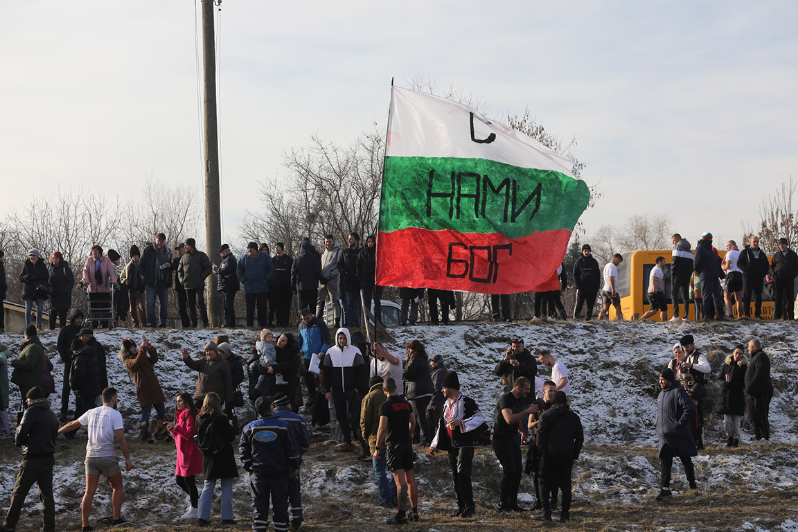 <p>Край река Лесновска в Елин Пелин, се проведе водосвет и бе извършено традиционното хвърляне на кръста на Богоявление (Йордановден)</p>