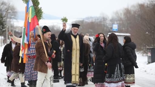 https://m5.netinfo.bg/media/images/51009/51009243/512-288-kralev-dol-kukeri-zlite-sili-survakari-surva-surova.jpg