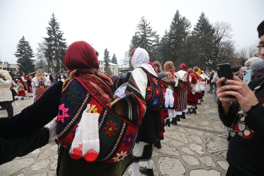 <p>Традиционното и пъстро &quot;Бабино хоро&quot; се завъртя днес в Разлог в деня на родилната помощ или Бабинден</p>