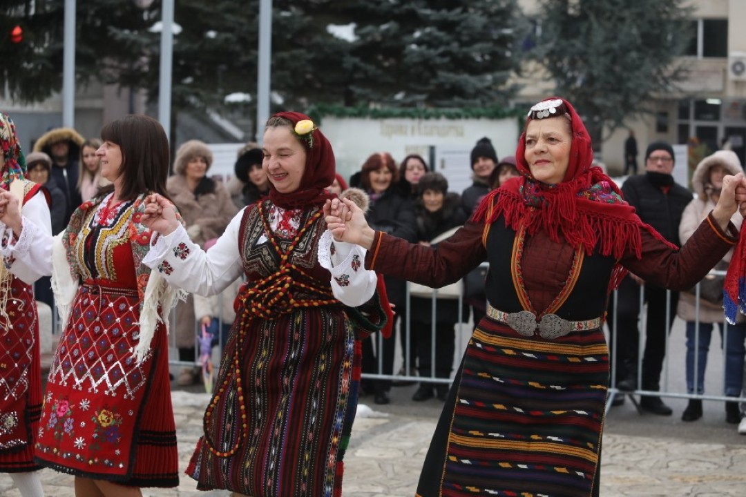 <p>Традиционното и пъстро &quot;Бабино хоро&quot; се завъртя днес в Разлог в деня на родилната помощ или Бабинден</p>