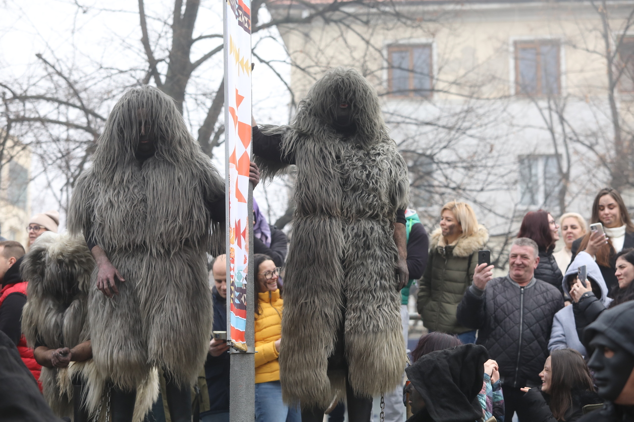 <p>Голям брой участници от България, чужбина, гости и зрители се събраха на централния площад в Перник и във втория ден на 31-ия Международен фестивал на маскарадните игри "Сурва" 2025 г.</p>