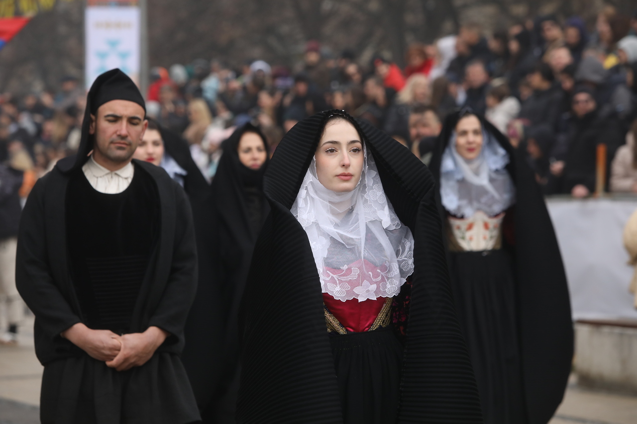 <p>Голям брой участници от България, чужбина, гости и зрители се събраха на централния площад в Перник и във втория ден на 31-ия Международен фестивал на маскарадните игри "Сурва" 2025 г.</p>