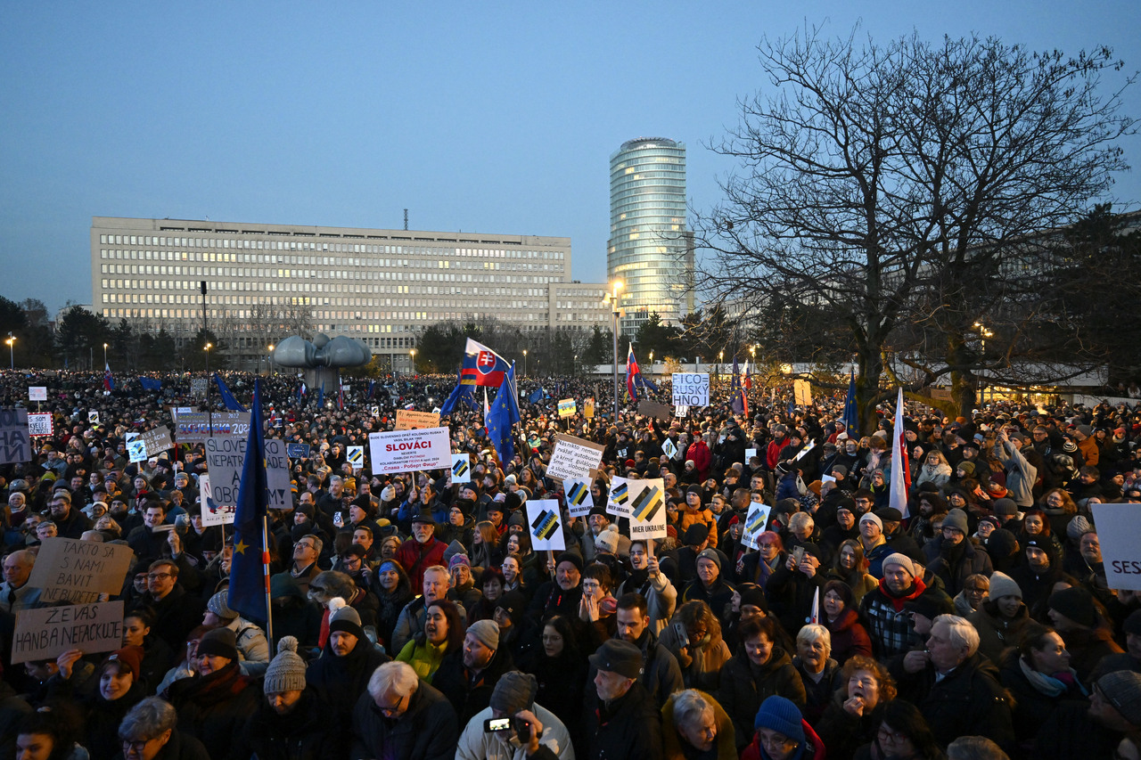 <p>Десетки словаци протестираха срещу политиката на Фицо за сближаване с Москва.</p>