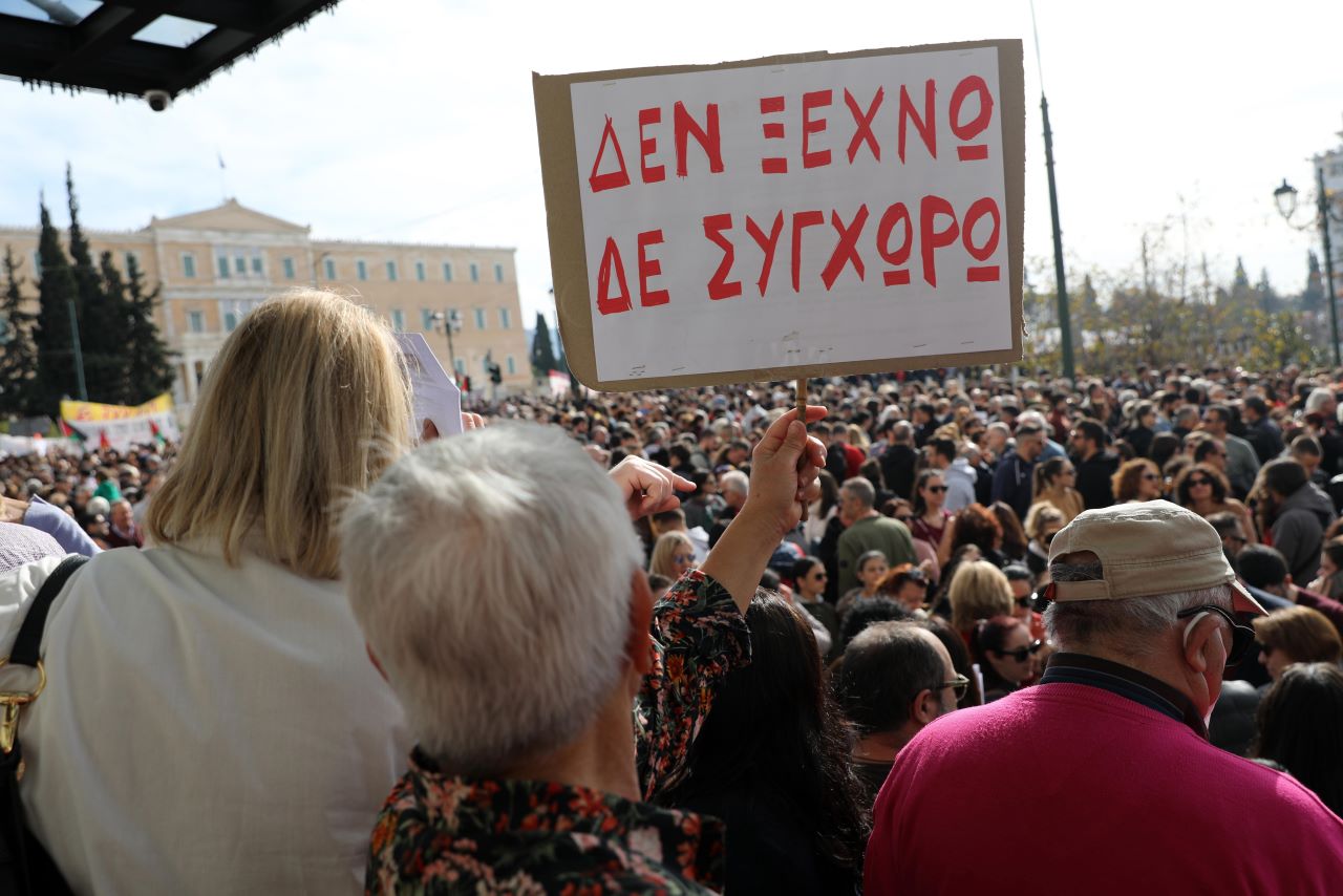 <p>Протести се провеждат днес в цяла Гърция заради влаковата катастрофа в Темпе през 2023 г., при която загинаха 57 души, а десетки бяха ранени, съобщи електронното издание на вестник &quot;Катимерини&quot;. Те обхващат най-малко 97 града на територията на Гърция, сред които Атина, където започнаха в 12:00 ч. местно и българско време, и Солун.</p>