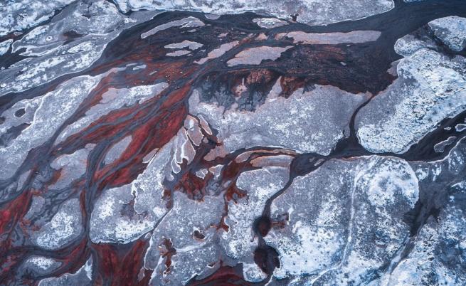 Мистерията зад необичайния водопад от кръв от ледник