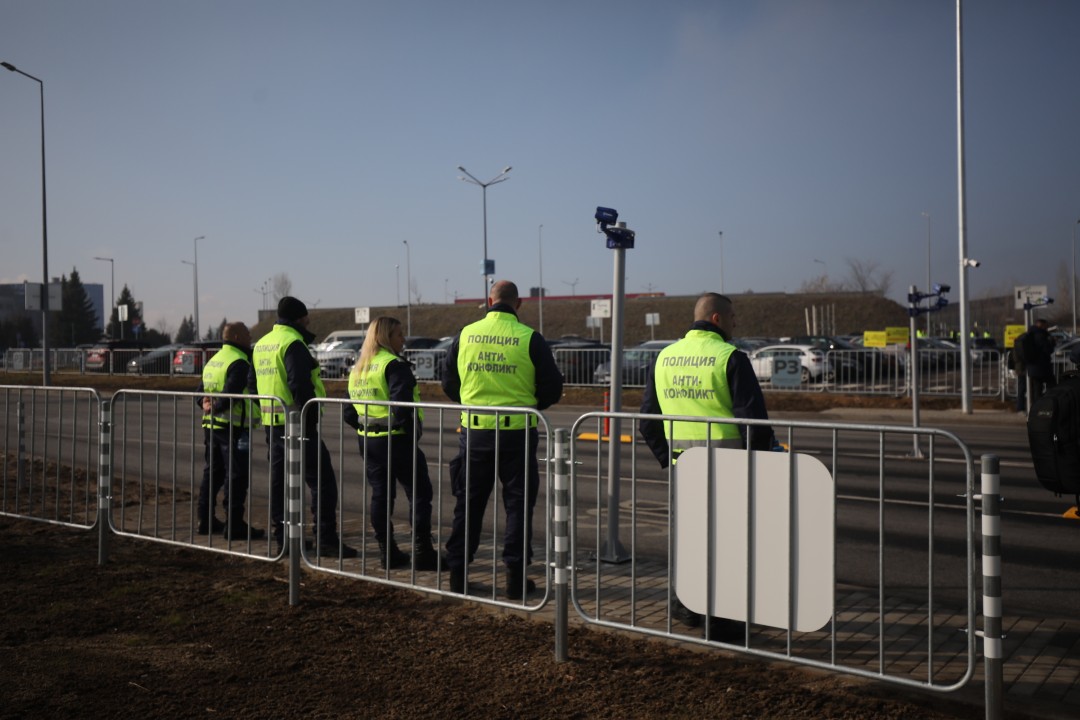 <p>Протестиращи таксиметрови шофьори се струпаха в района на Терминал 2 на летище София. От аеропорта предупредиха пътниците да си дадат повече време и да пристигнат на летището поне 3 часа преди конкретния полет. Таксиметровите шофьори от Национален таксиметров синдикат недоволстват от новата организация на движението на аеропорта.</p>