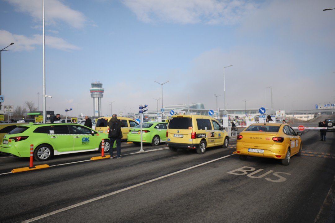 <p>Протестиращи таксиметрови шофьори се струпаха в района на Терминал 2 на летище София. От аеропорта предупредиха пътниците да си дадат повече време и да пристигнат на летището поне 3 часа преди конкретния полет. Таксиметровите шофьори от Национален таксиметров синдикат недоволстват от новата организация на движението на аеропорта.</p>