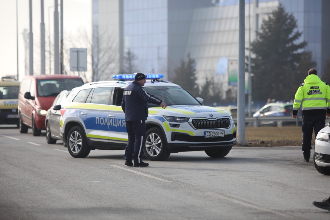 <p>Протестиращи таксиметрови шофьори се струпаха в района на Терминал 2 на летище София. От аеропорта предупредиха пътниците да си дадат повече време и да пристигнат на летището поне 3 часа преди конкретния полет. Таксиметровите шофьори от Национален таксиметров синдикат недоволстват от новата организация на движението на аеропорта.</p>