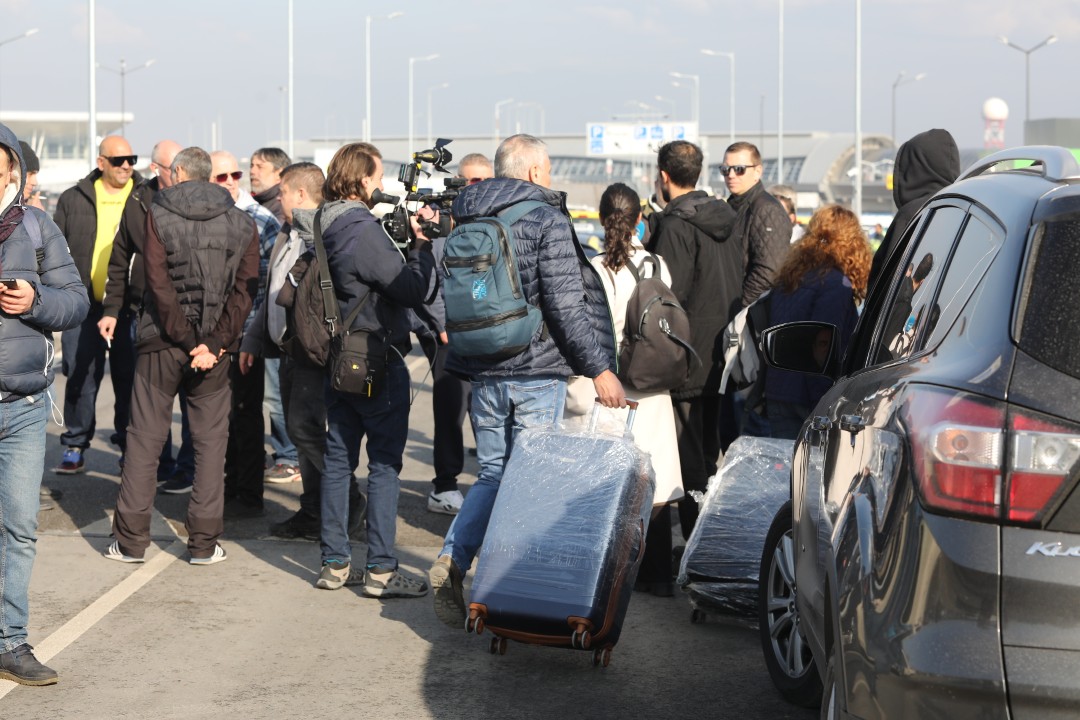 <p>Протестиращи таксиметрови шофьори се струпаха в района на Терминал 2 на летище София. От аеропорта предупредиха пътниците да си дадат повече време и да пристигнат на летището поне 3 часа преди конкретния полет. Таксиметровите шофьори от Национален таксиметров синдикат недоволстват от новата организация на движението на аеропорта.</p>