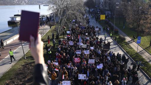 https://m5.netinfo.bg/media/images/51023/51023123/512-288-syrbiia-protesti.jpg