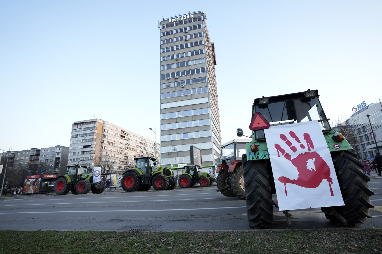 <p>Студентите, които прекараха до Моста на свободата в Нови Сад, бяха посрещнати от много студено утро. Малко преди 8:00 местно време повечето от тях бяха будни и готови за пореден ден на протести.</p>