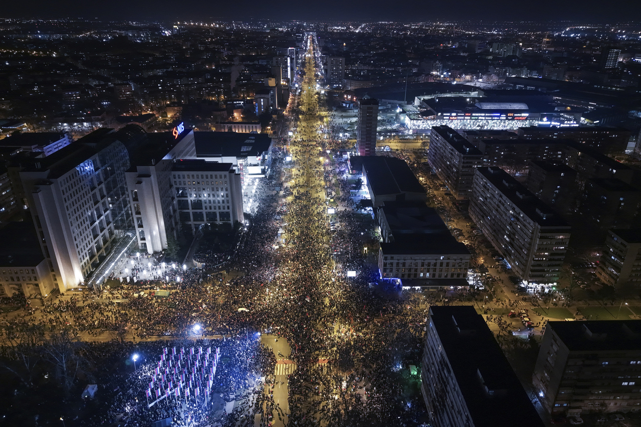 <p>Студентите, които прекараха до Моста на свободата в Нови Сад, бяха посрещнати от много студено утро. Малко преди 8:00 местно време повечето от тях бяха будни и готови за пореден ден на протести.</p>