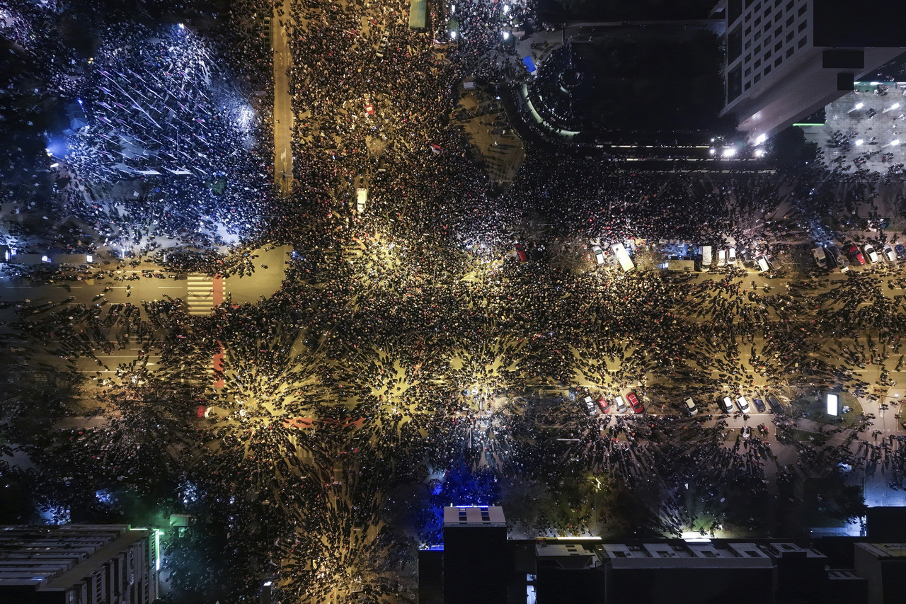 <p>Студентите, които прекараха до Моста на свободата в Нови Сад, бяха посрещнати от много студено утро. Малко преди 8:00 местно време повечето от тях бяха будни и готови за пореден ден на протести.</p>