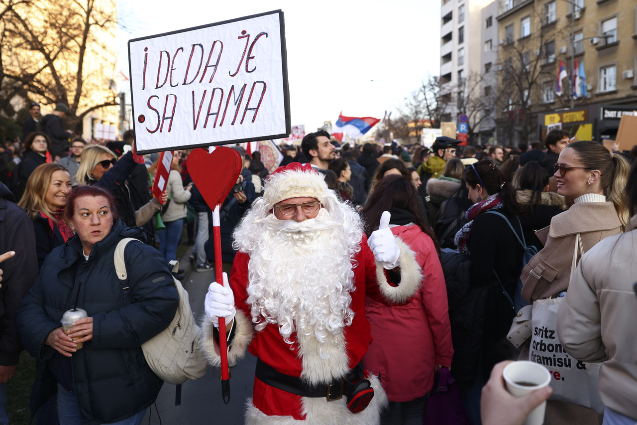 <p>Студентите, които прекараха до Моста на свободата в Нови Сад, бяха посрещнати от много студено утро. Малко преди 8:00 местно време повечето от тях бяха будни и готови за пореден ден на протести.</p>