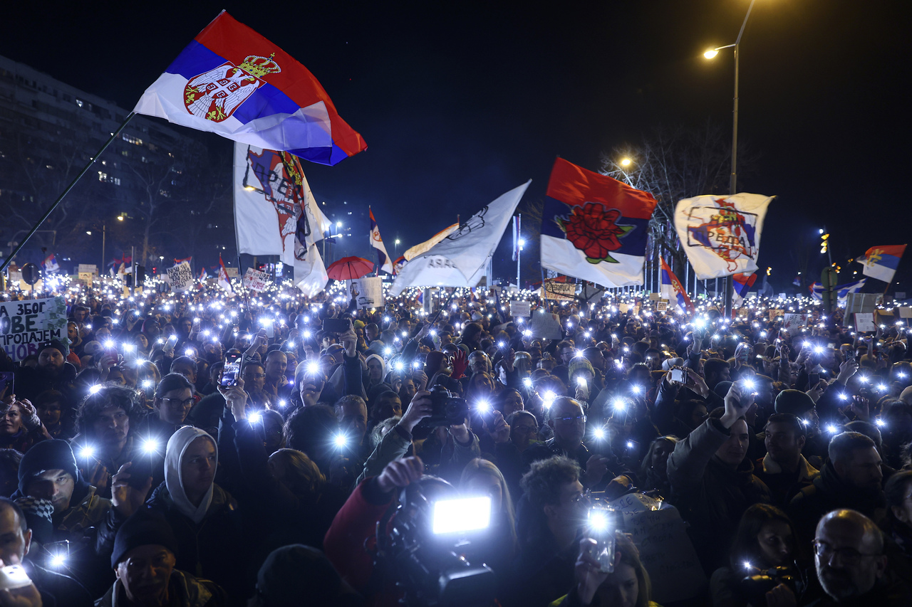 <p>Студентите, които прекараха до Моста на свободата в Нови Сад, бяха посрещнати от много студено утро. Малко преди 8:00 местно време повечето от тях бяха будни и готови за пореден ден на протести.</p>