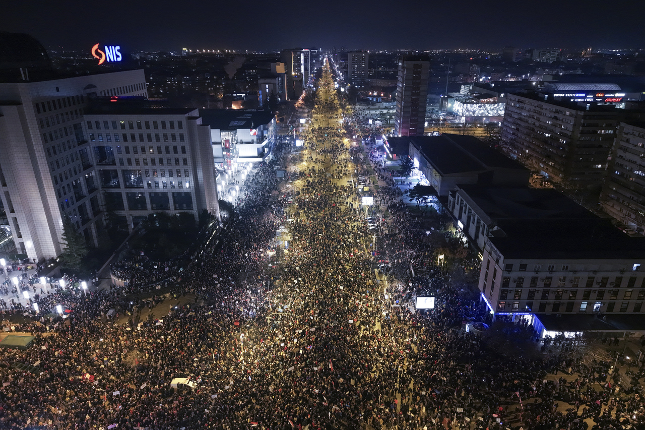 <p>Студентите, които прекараха до Моста на свободата в Нови Сад, бяха посрещнати от много студено утро. Малко преди 8:00 местно време повечето от тях бяха будни и готови за пореден ден на протести.</p>