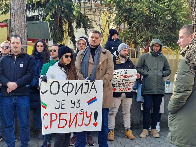 <p>Сръбската общност у нас на шествие в подкрепа на протестиращите студенти в Белград</p>