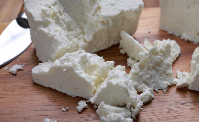 Какво слагат в кравето сирене