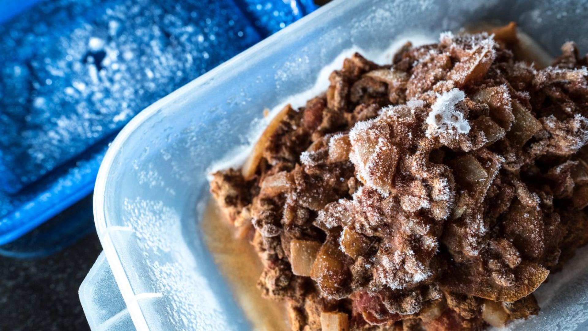 Хората казват че времето лекува всички рани но понякога любовта