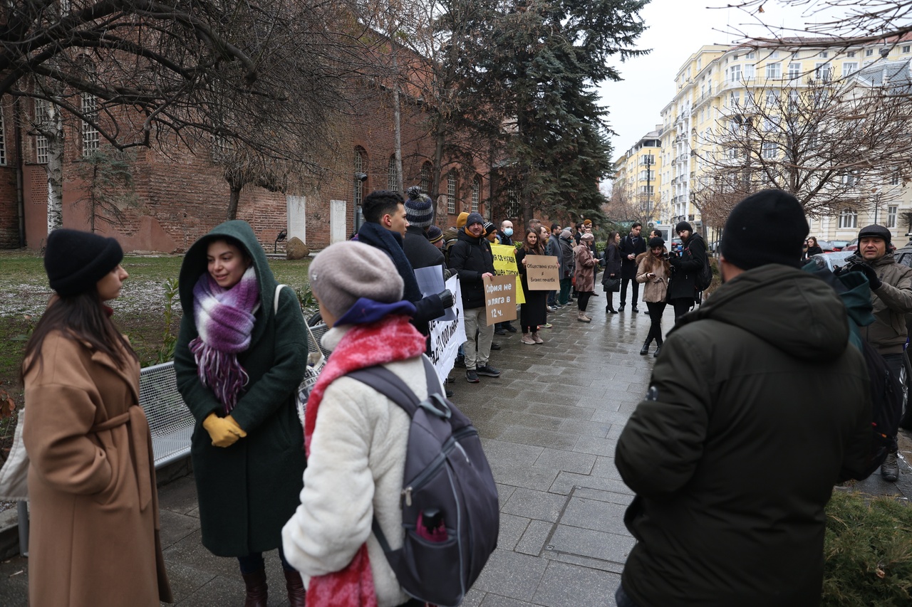 <p>Граждани се събраха на протест пред Столичната община (СО) срещу спирането на две линии на нощния градски транспорт. Част от хората държат плакати с надписи &bdquo;София се нуждае от нощен градски транспорт&ldquo;, &bdquo;София не си ляга в 12 часа&ldquo;, &bdquo;Имам нужда от безопасен транспорт&ldquo;, &bdquo;Ще стъпчете ли над 10 000 мнения&ldquo;.</p>