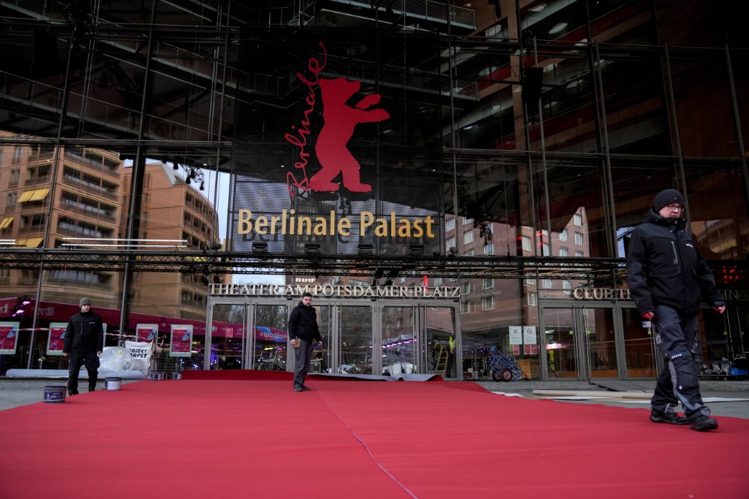 <p>Тече подготовката на 75-ия международен филмов фестивал &quot;Берлинале&quot; в Berlinale Palast, Берлин.</p>