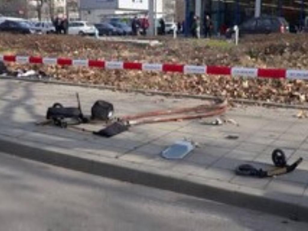 Майка и двете ѝ деца бяха пометени от кола на