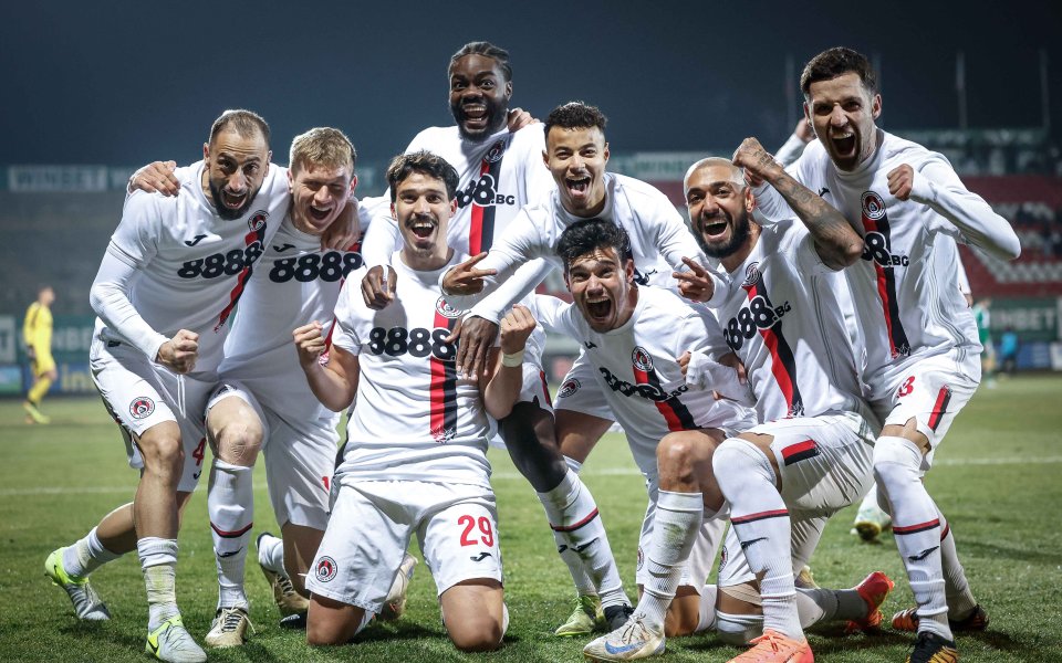 Локомотив София продължи с прекрасното си представяне след рестарта на