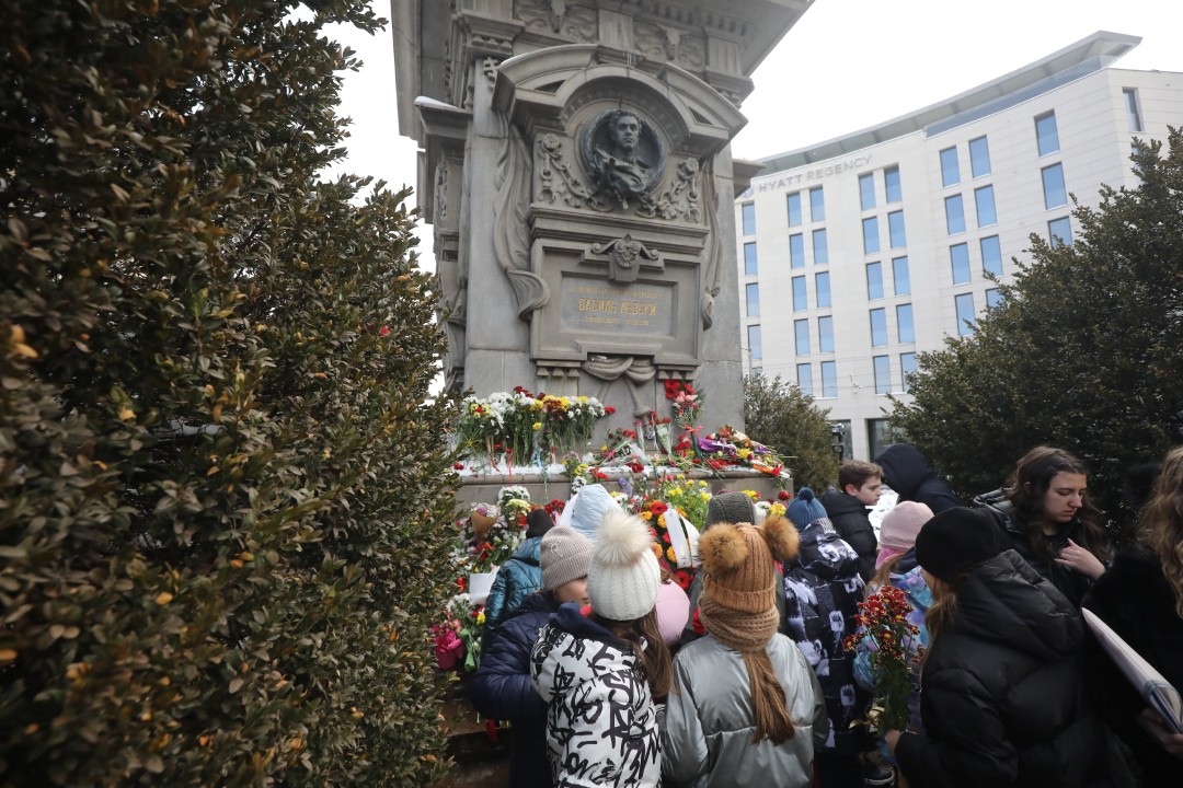 <p>Започна поднасянето на венци и цветя пред паметника на Апостола на свободата.</p>