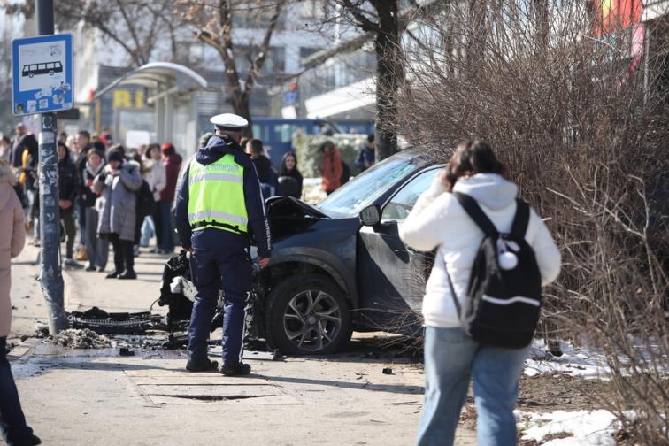 Автомобил се вряза в автобусна спирка в София