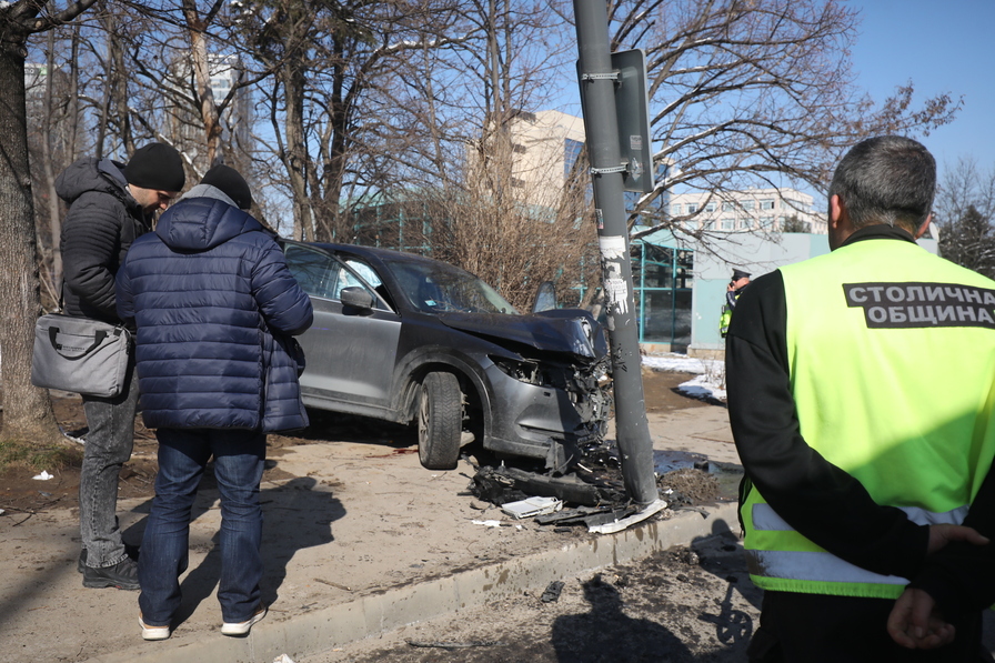 <p>Автомобил се вряза в автобусна спирка в София, двама са в болница</p>