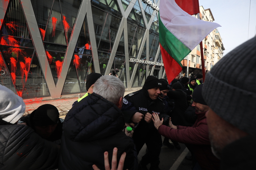 <p>Ранени полицаи и арести на протеста на &bdquo;Възраждане&rdquo;</p>