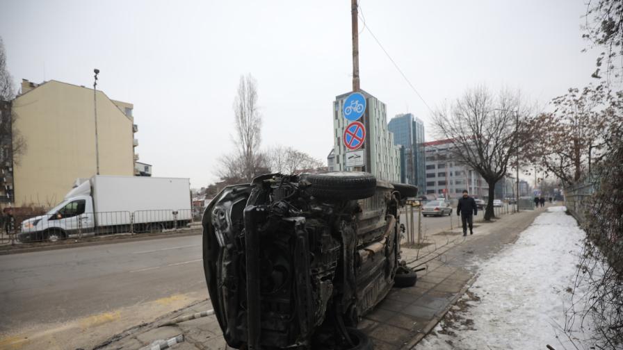 Автомобил се заби в металните ограждения на...