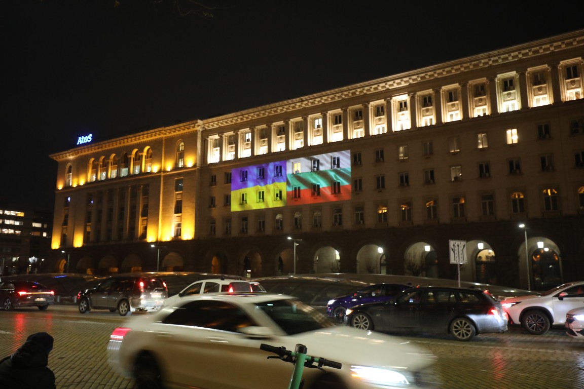 <p>Сградата на Министерския съвет беше осветена с украинското знаме</p>