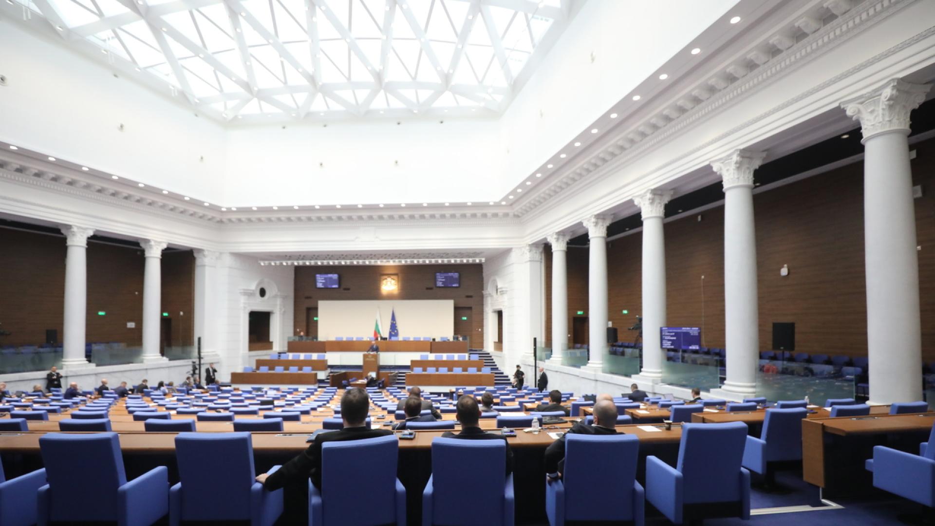 Парламентът ще заседава извънредно днес от 13 00 часа Според